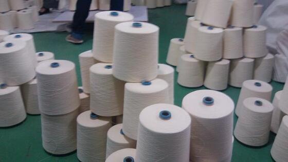 Glanzige en zijderige textuur Modacrylic garen aantal Ne38 2 Geen elasticiteit Ideaal voor textiel toepassingen en kledingproductie